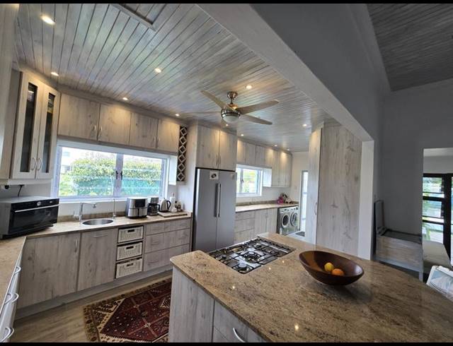 4 BEDROOM HOUSE FOR SALE IN OUTENIQUA STRAND